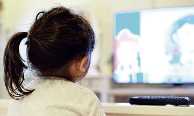 Jóvenes universitarios ofrecen asesorías a los más pequeños para ayudarlos con sus clases virtuales.