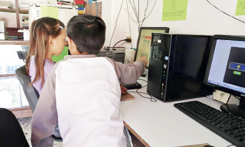 Madres se parten para cumplir en la chamba y apoyar a sus bendis con la educación a distancia.