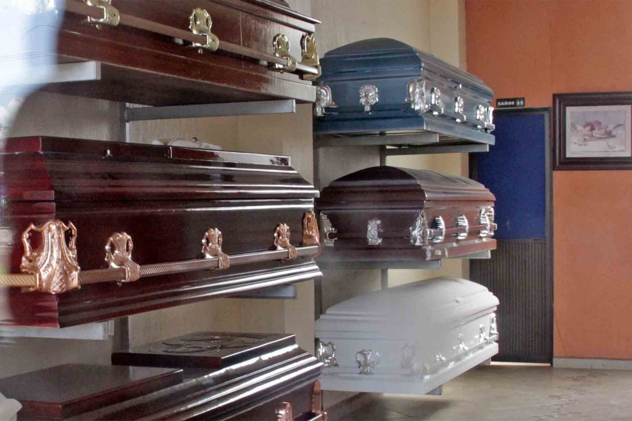 Funerarias reportan desabasto de ataúdes.