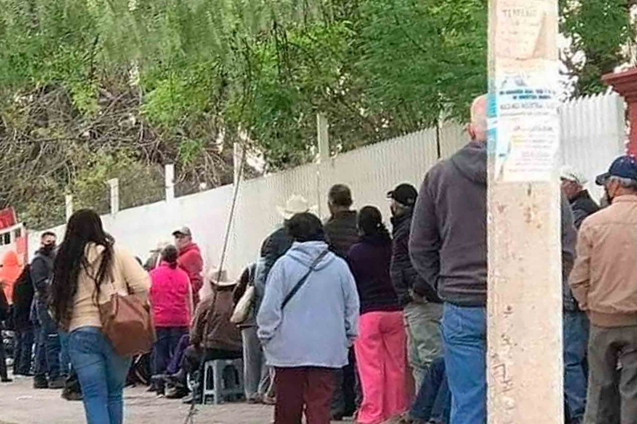 Caos para recibir la vacuna antiCovid en Pabellón de Arteaga.