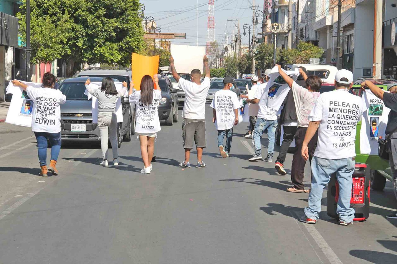 Familiares del menor durante la manifestación.