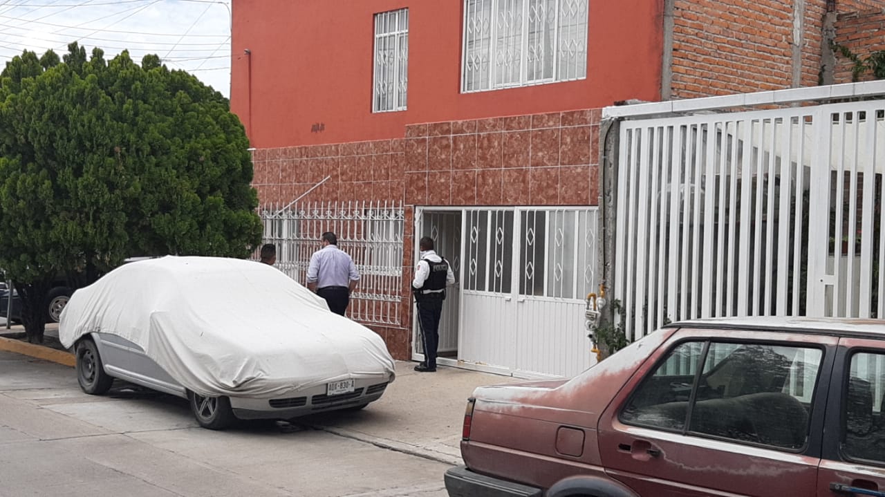 HOMBRE COLGÓ TROJES ALONSO