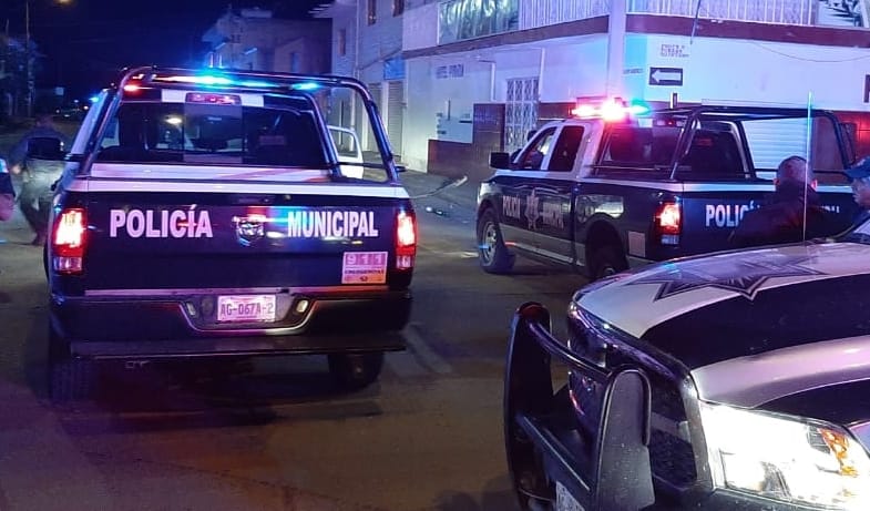 joven apuñalado pecho cuchillo