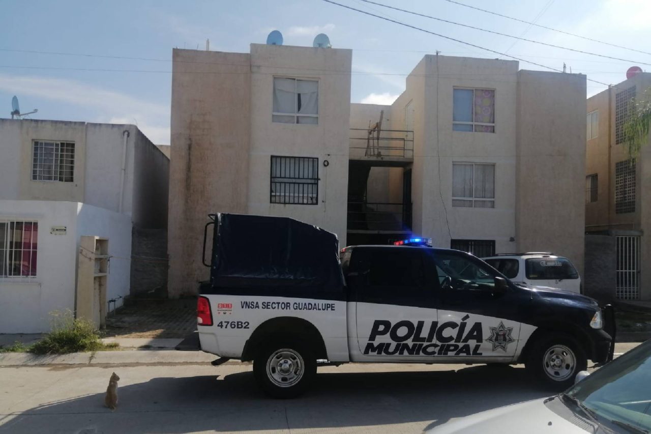 joven suicidarse inyectándose insulina