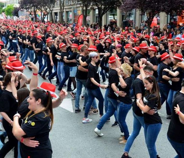 Mil personas bailan bachata en localidad española y baten el récord Guinness