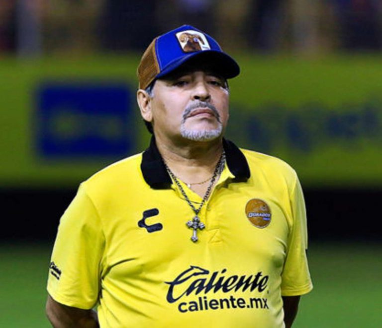 Diego Maradona viaja a Argentina para operarse y sigue en los Dorados