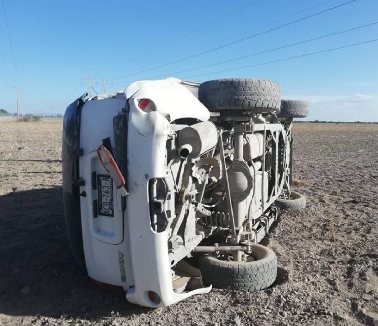 Dos jóvenes sufren aparatosa volcadura en el Llano