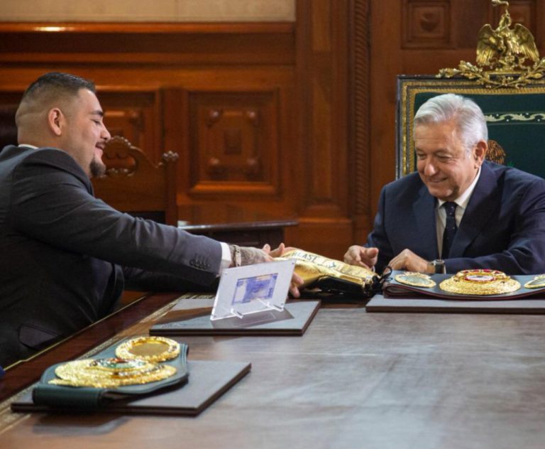 El nuevo ídolo del boxeo visita a AMLO