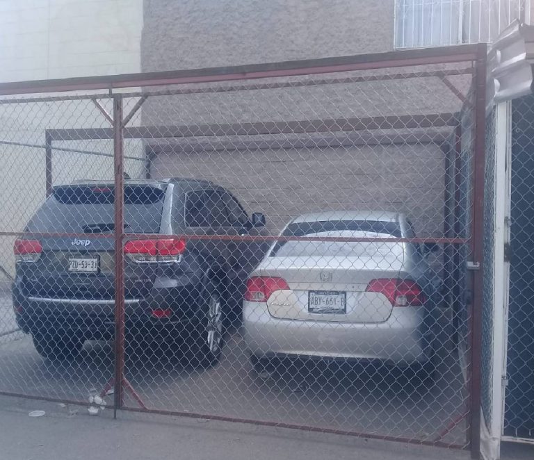 Han decidido ocupar espacios en la vía pública para literal enjaular sus vehículos