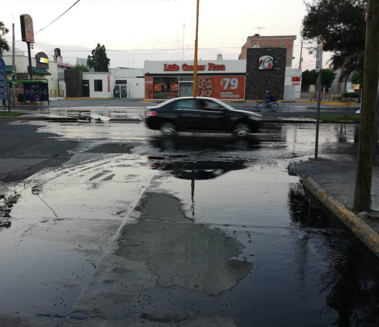 Aguas negras se salen de control en Las Américas