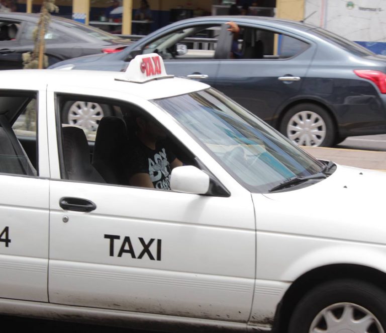 Entre más morros, son más flojos los taxistas