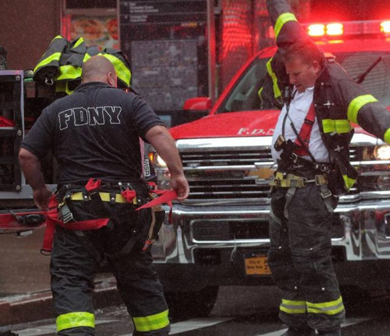 Un helicóptero se estrella en la azotea de un edificio en Nueva York