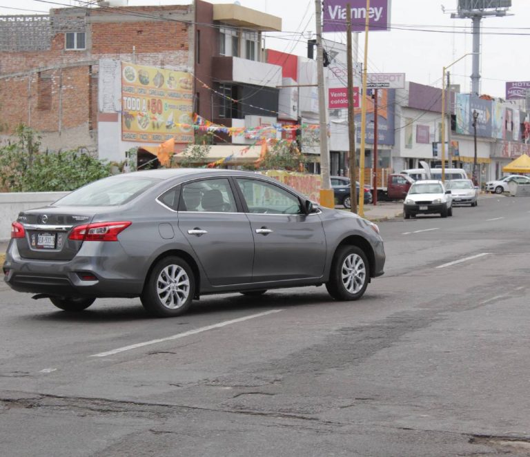 A imprudente conductor se le volteó la calle