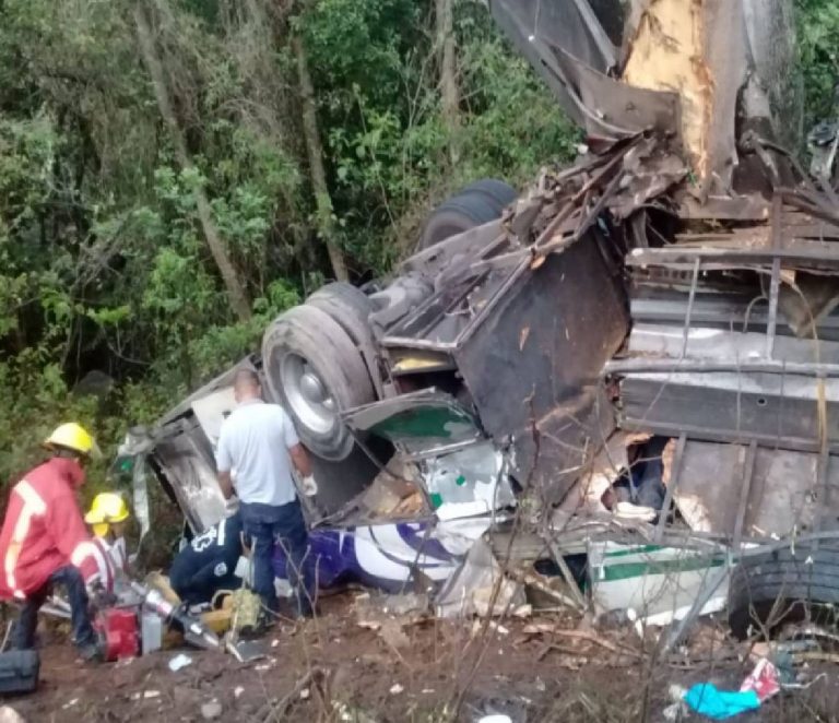 Identifican a 6 de los 15 fallecidos en carreterazo de Nayarit