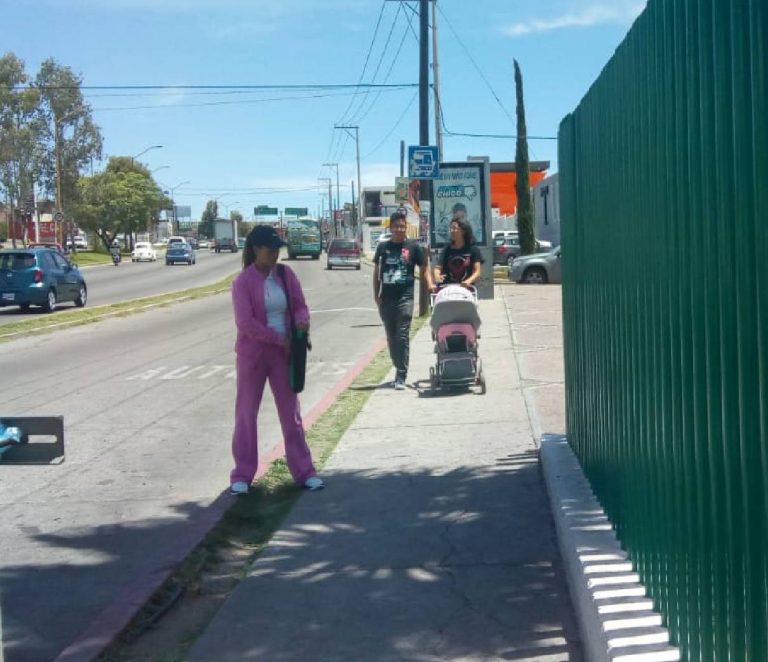 Uuuuurge una parada de camión afuera de la Clínica 9