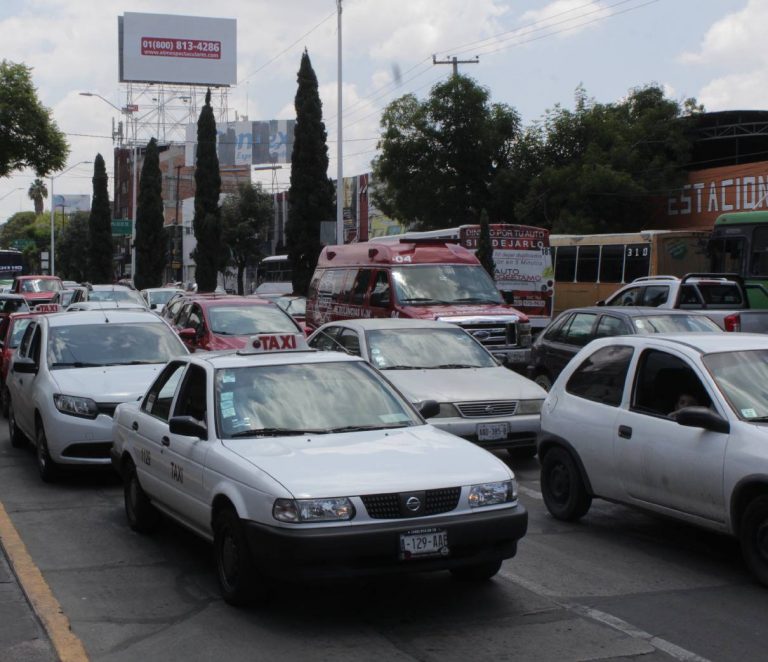 Causan tremendo caos vial en hora pico