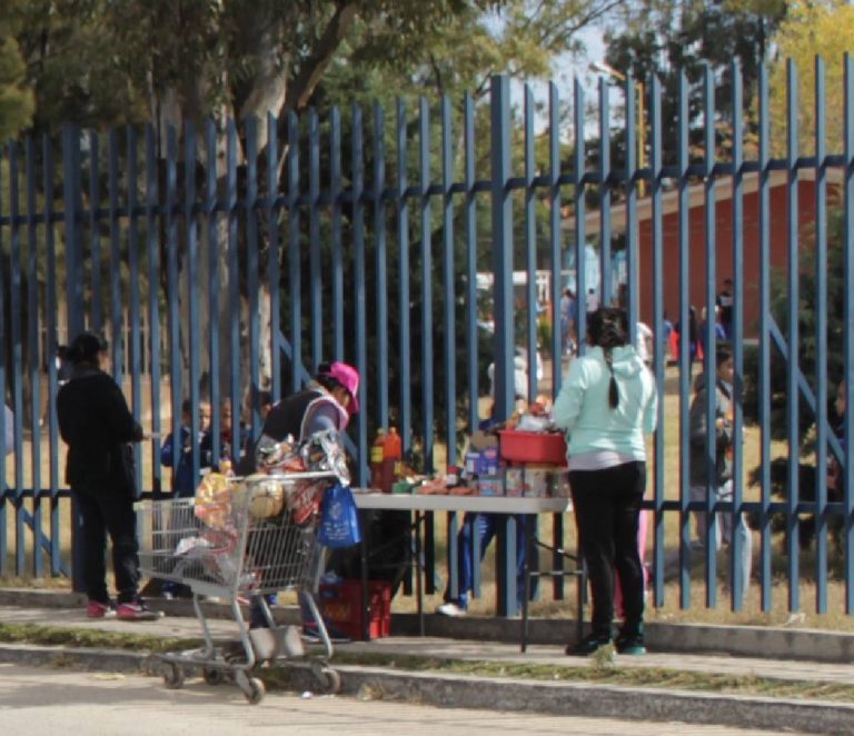 Al tiro papás, venden dulces con anfetaminas afuera de escuelas