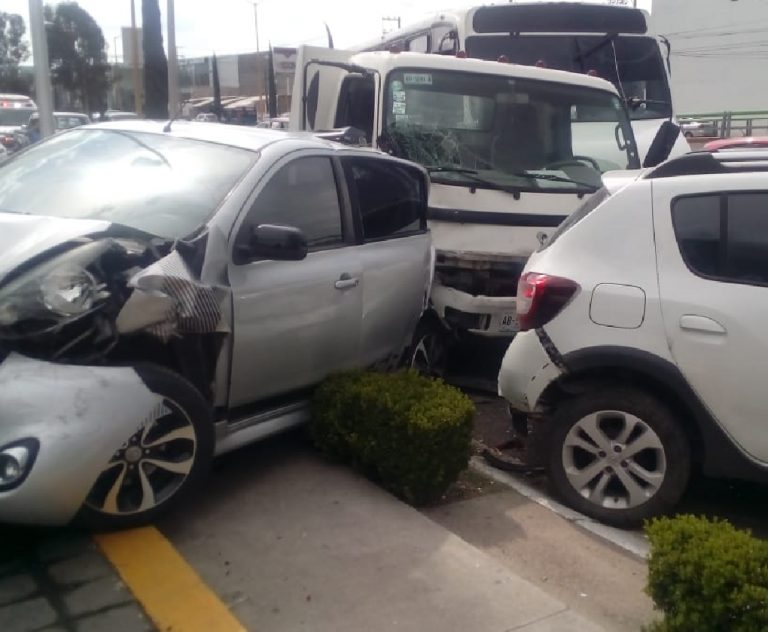 Camión provoca carambola en Av. Aguascalientes