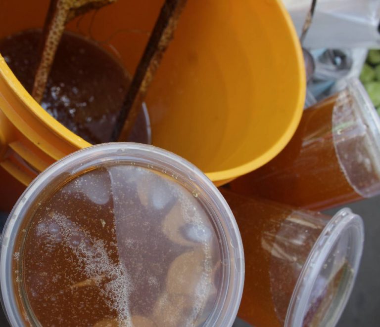 Hasta la miel la venden alterada, le ponen azúcar