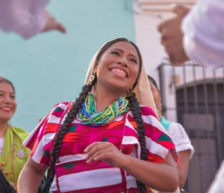 Yali anda triunfando en la Guelaguetza en Oaxaca