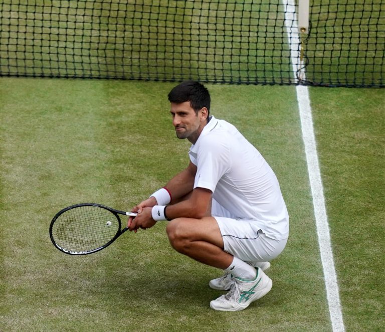 Djokovic viene de atrás dos veces y vence a Federer en la final de Wimbledon