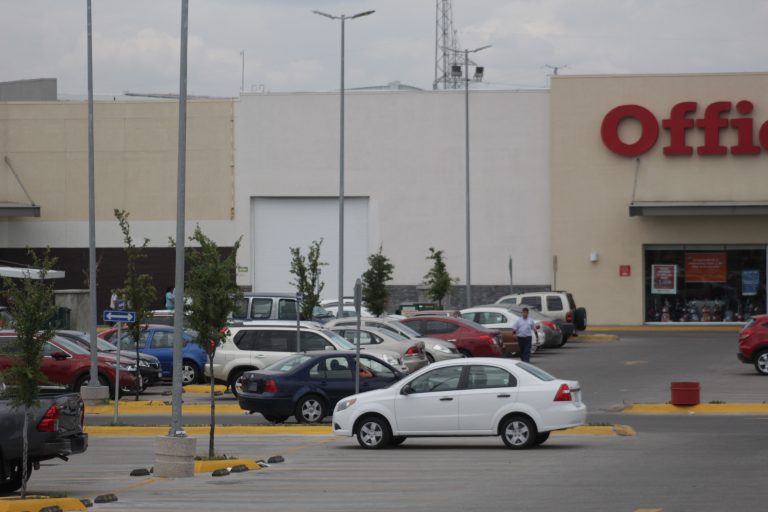 Usan calca de ‘discapacitado’ para usar cajones preferentes