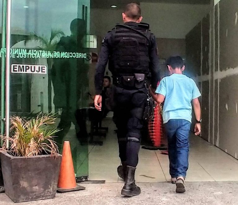 Madre dejó encargado a su bendi con un taxista y se fue en una troca