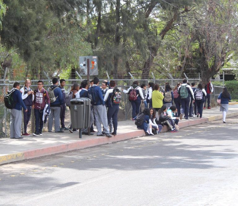 Mientras ATUSA y los de Movilidad se ponen de acuerdo los estudiantes quedan bailando