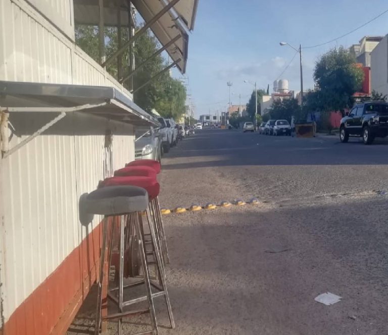 En plena calle se sientan a echarse un taco
