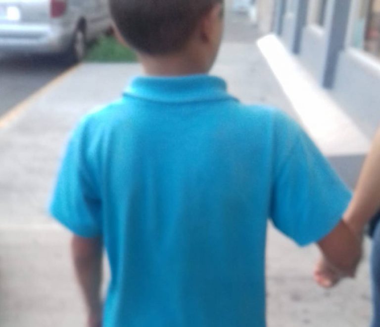 Niño escapa de su casa porque su padrastro lo golpeaba