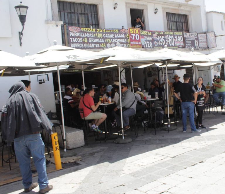 Meseros son mal pagados en Aguascalientes