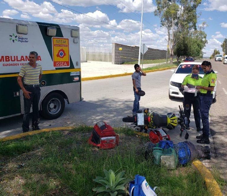 Muere trabajador al caer de su motocicleta