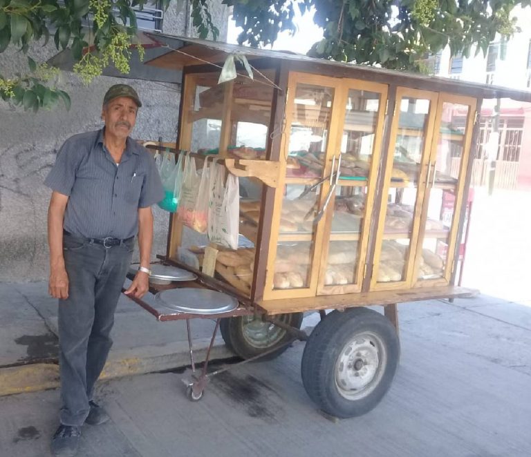 ‘El panadero con el pan’, como el pan de Don Efrén no hay dos