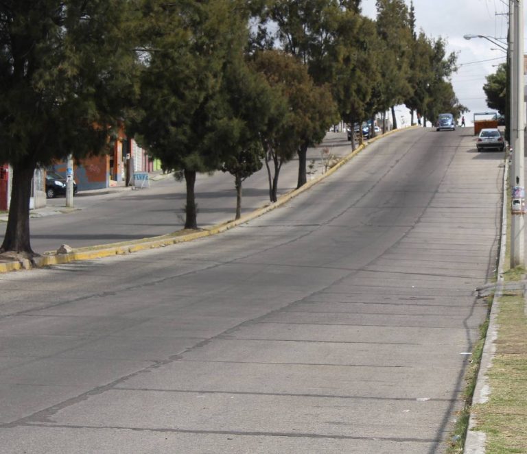 Más de un kilómetro tienen que caminar porque no entran las rutas