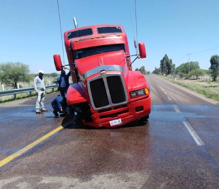 Sufre falla mecánica y se impacta contra la barra de contención