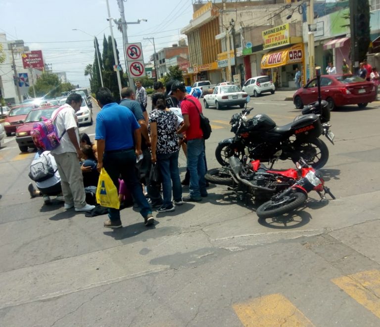 Familia en moto se estrella en la Zona Centro