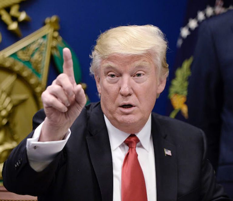 Trump negará “green cards” a migrantes que requieran asistencia pública