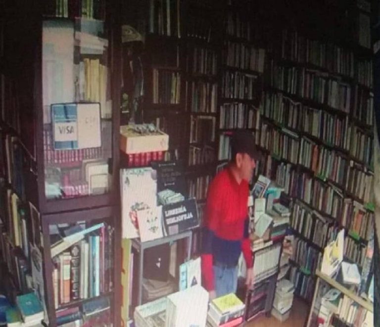 Se roba cel de una librería