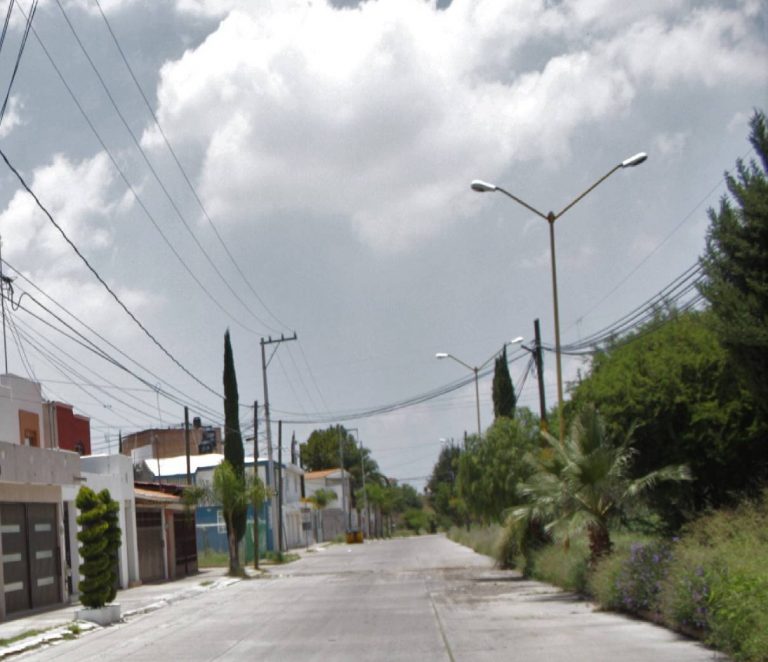 Malandros se esconden en la maleza en Villas