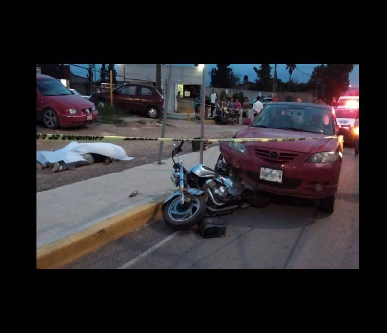 Joven mujer se impacta contra una motocicleta, deja un muerto y un lesionado
