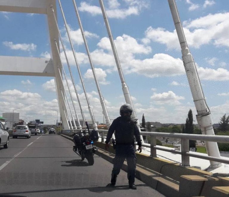 Mujer intentó arrojarse del puente Bicentenario