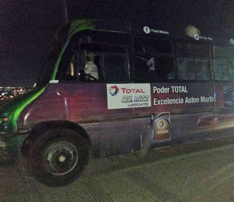 El cuerpo del chofer fue localizado por su esposa al interior del camión.