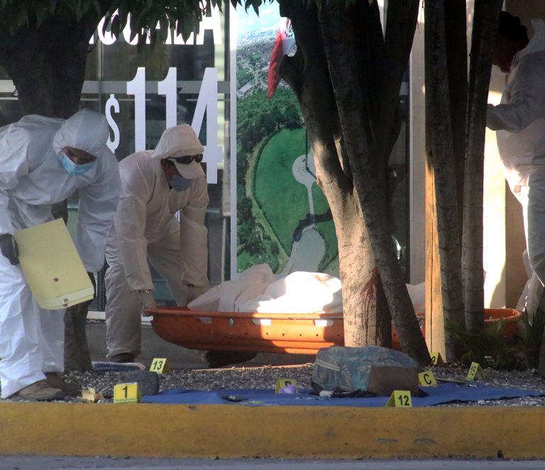 Se echan a 5 morros en la central de autobuses de Cuernavaca