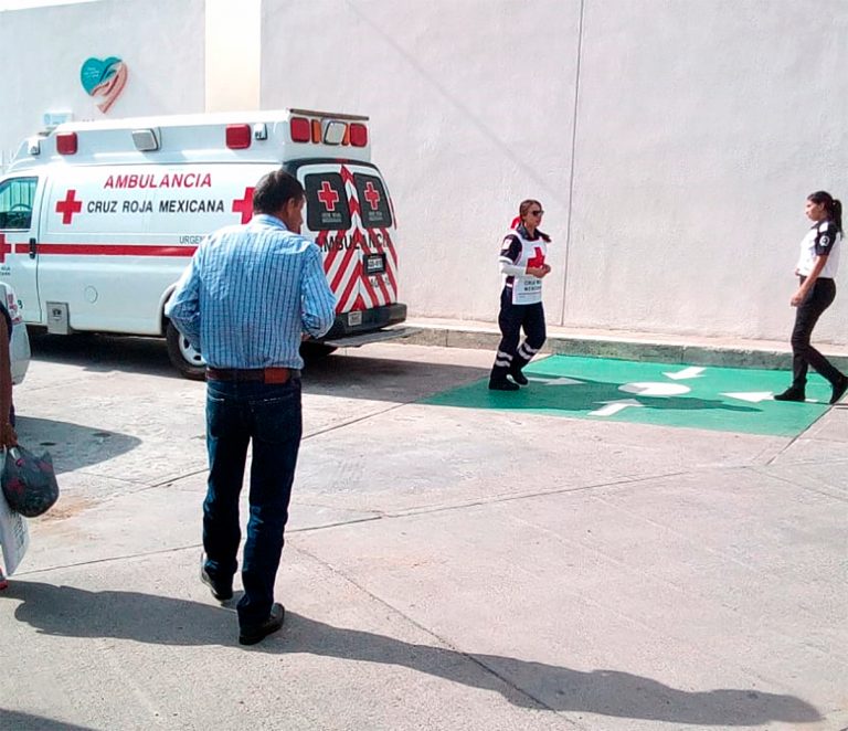 Muere señor en la puerta del hospital