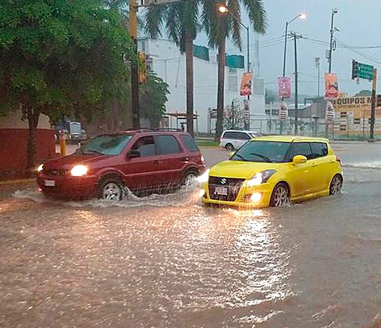 Lorena vuelve a ser huracán cerca de península de Baja California