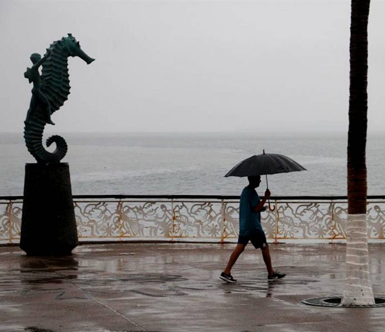 Lorena regresa al mar como tormenta tropical