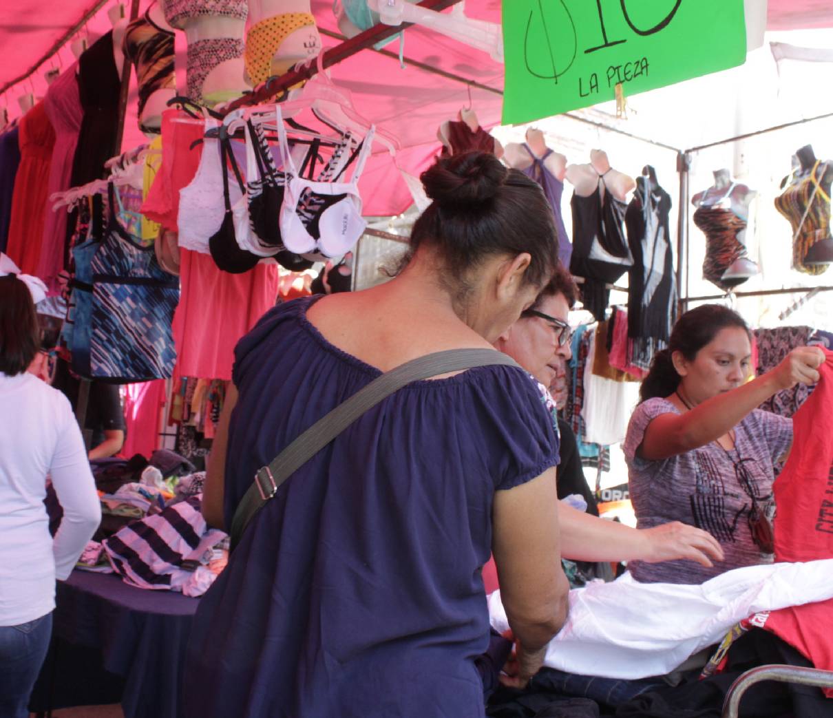 La ropa de paca les llega con american chinches | ¡El Aguas!