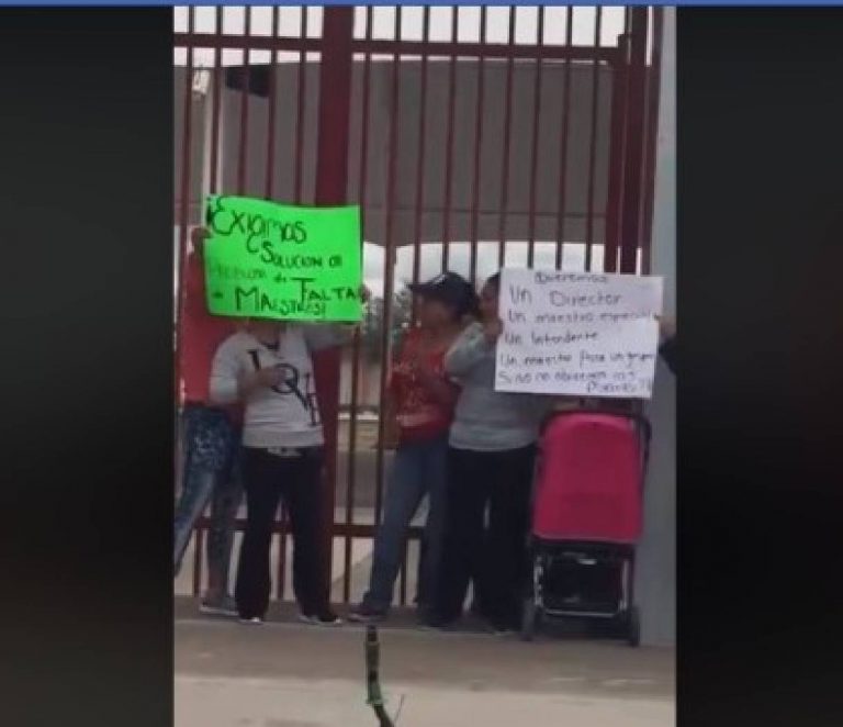 Toman escuela primaria en El Llano