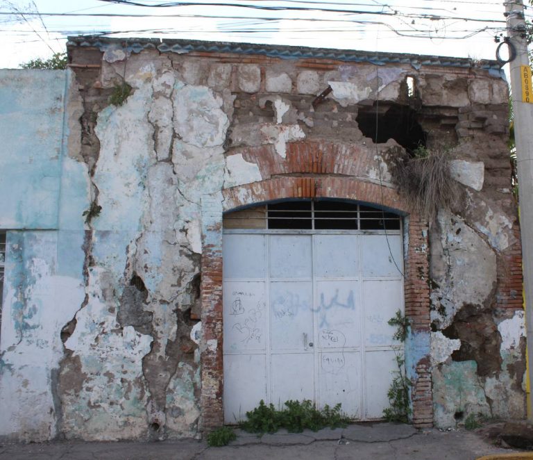 ‘Mírame y no me toques’, se le puede caer encima la finca vieja