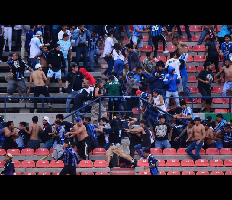 ¡Se arma la bronca en el estadio de  San Luis, suspenden partido